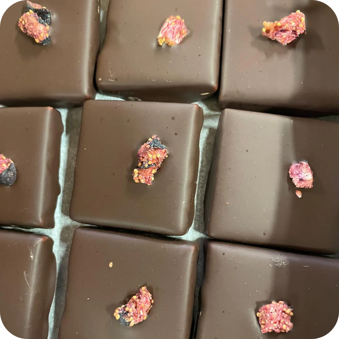 Nötsmörschoklad - Ask med 4st, Salta Fikon & Rostade Mandlar