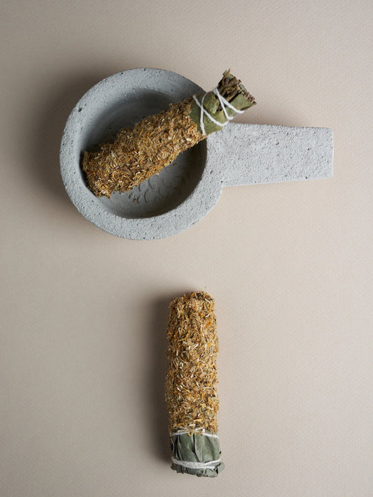 Sahumítos - Smudge stick med Kamomill och Ringblomma