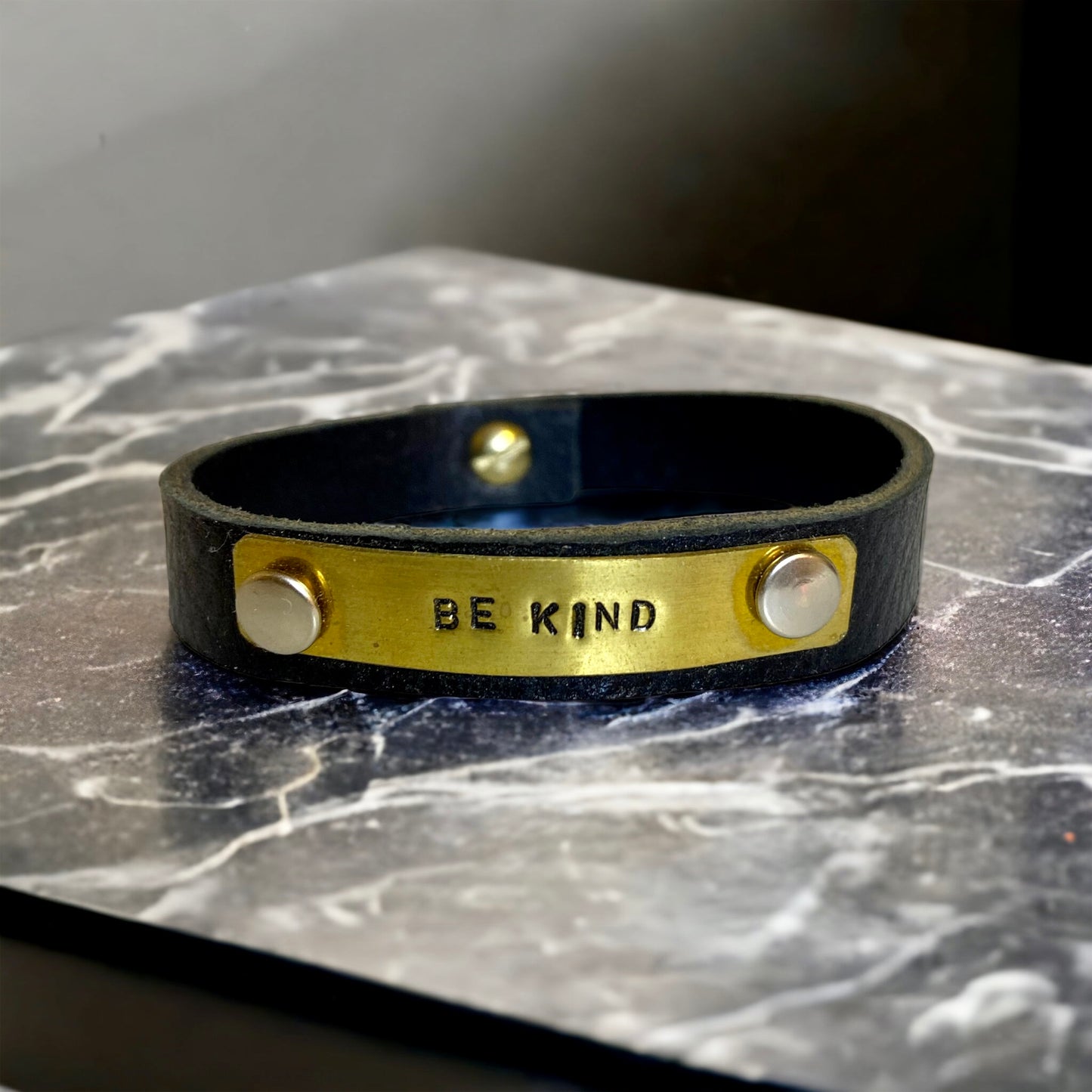 Armband "BE KIND" mässing