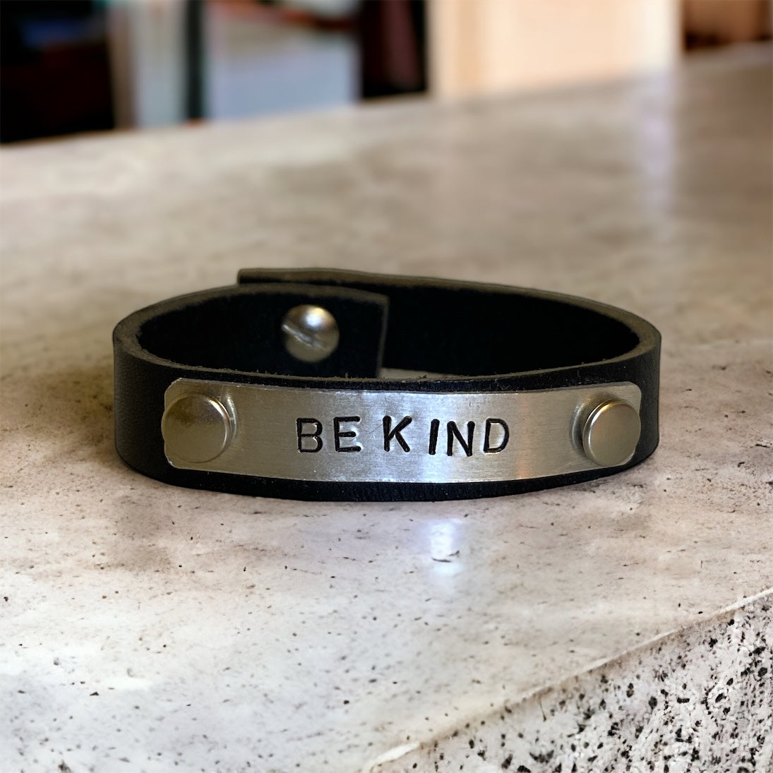 Armband "BE KIND" aluminium