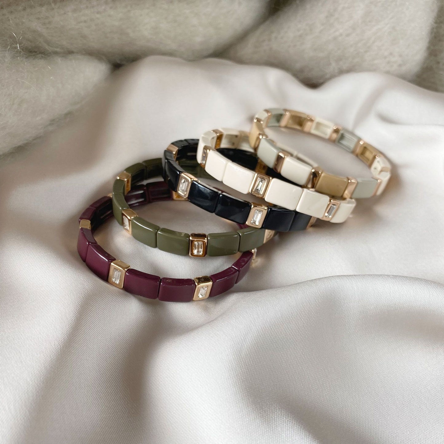 Elastiskt armband med plattor, Svart/Guld, A&C Oslo