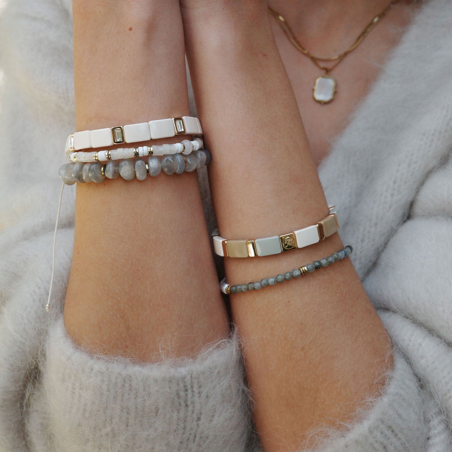 Elastiskt armband med plattor, Vit/Beige/Grå/Guld, A&C Oslo