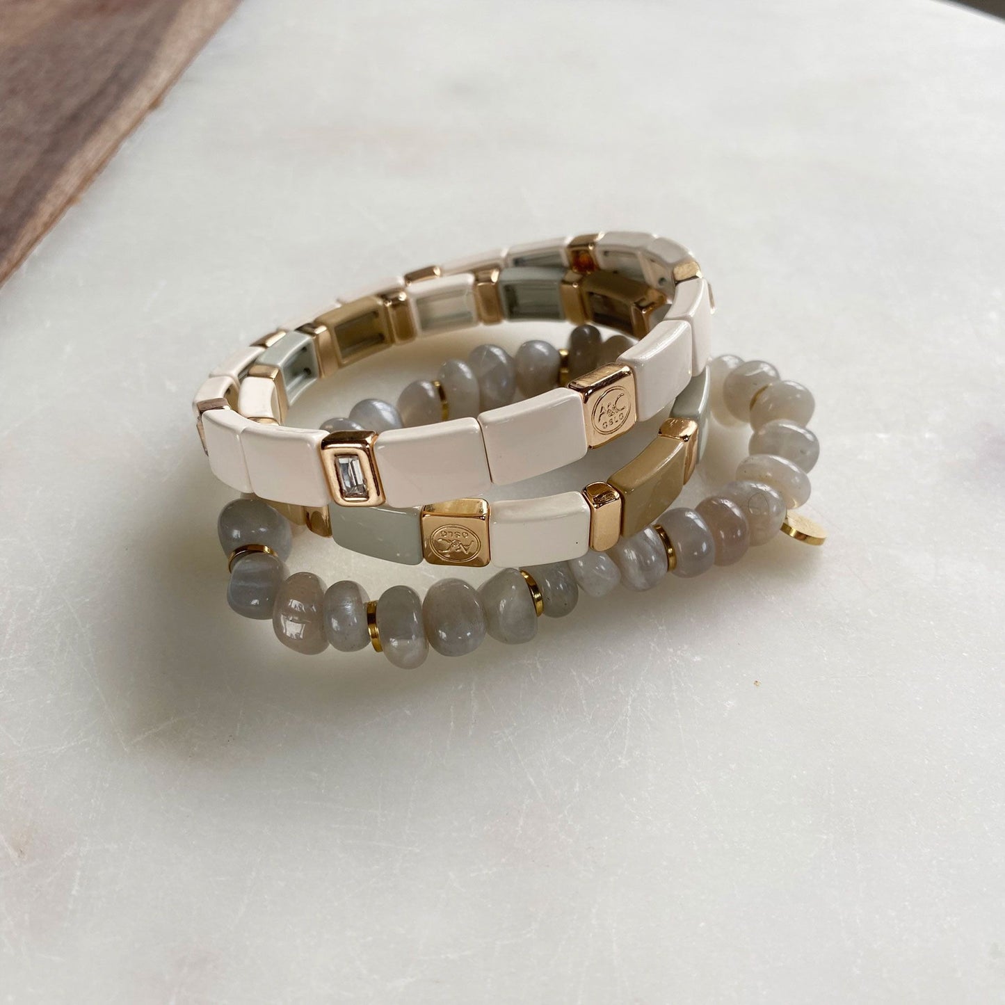 Elastiskt armband med plattor, Vit/Beige/Grå/Guld, A&C Oslo