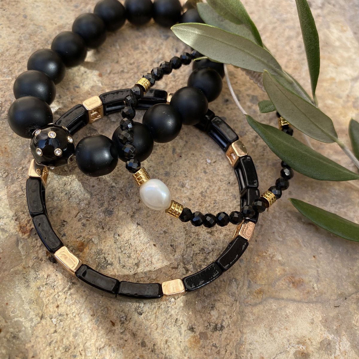 Armband med onyx och sötvattenpärla, A&C Oslo