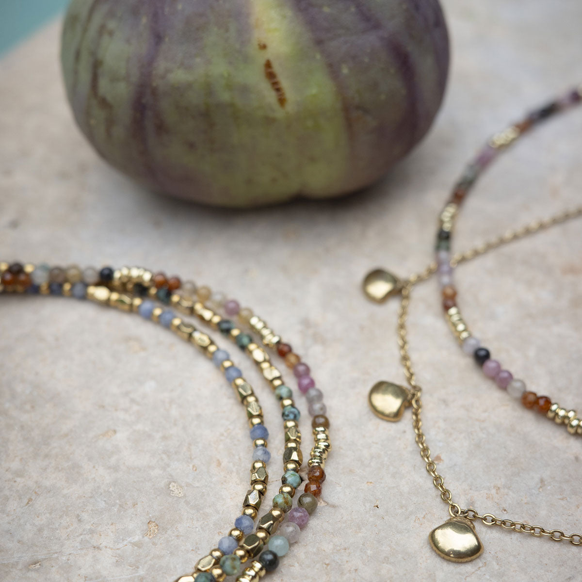 Armband med små stenar i guld, grönt och vitt, A&C Oslo