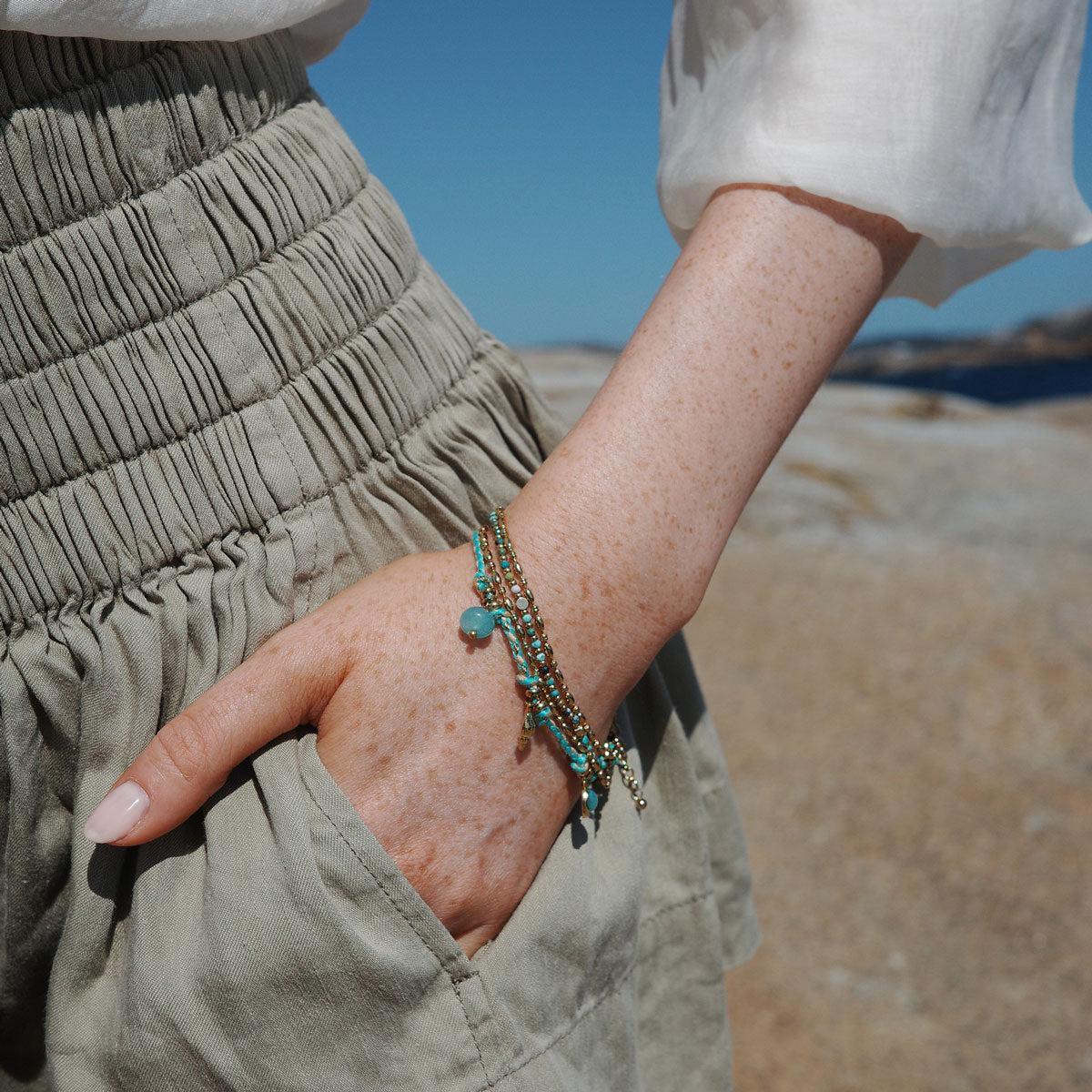 Turkost armband med berlocker, A&C Oslo