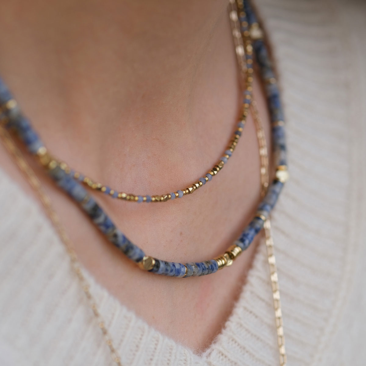 Kort halsband med blåa stenar, 'Wild Nature', A&C Oslo