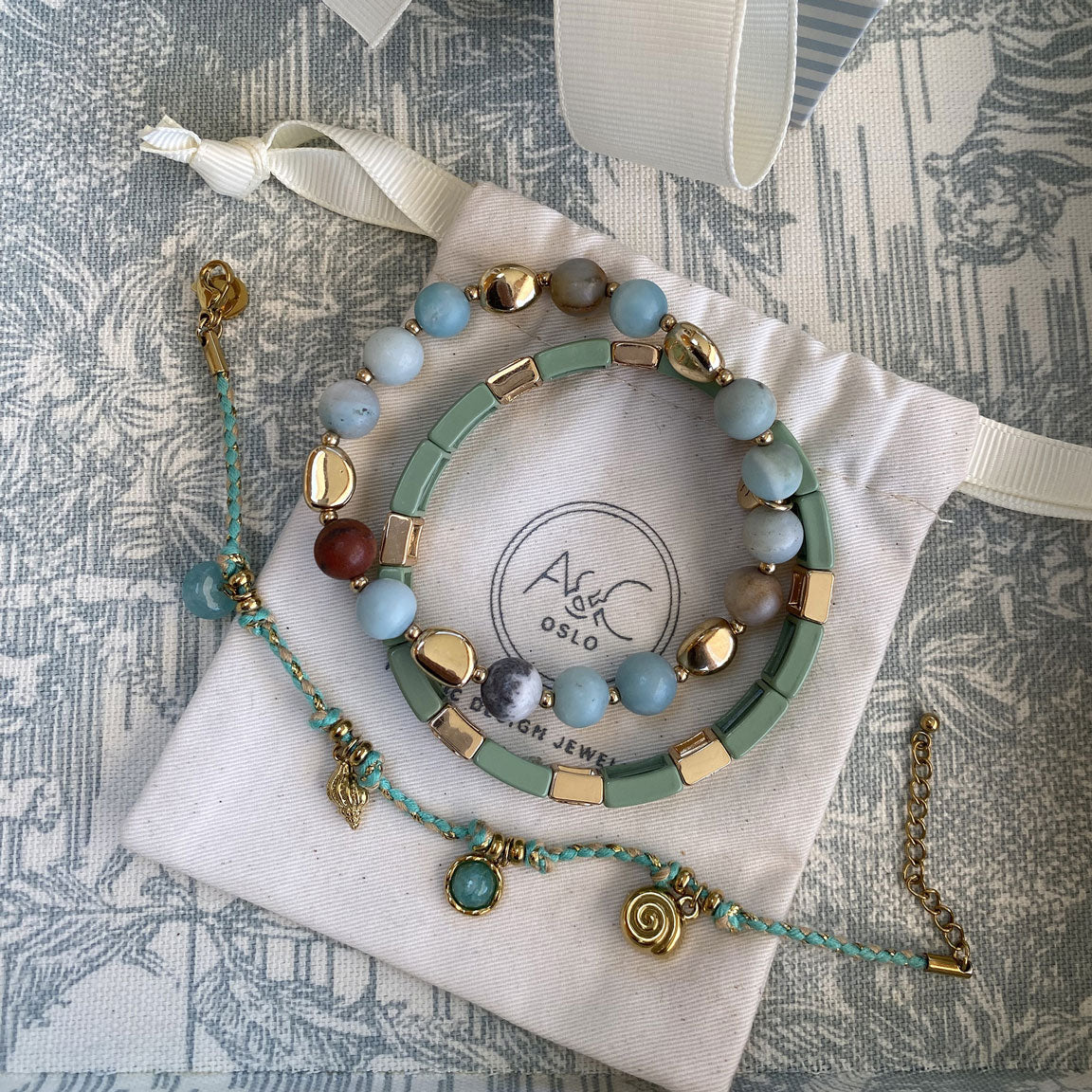 Turkost armband med berlocker, A&C Oslo