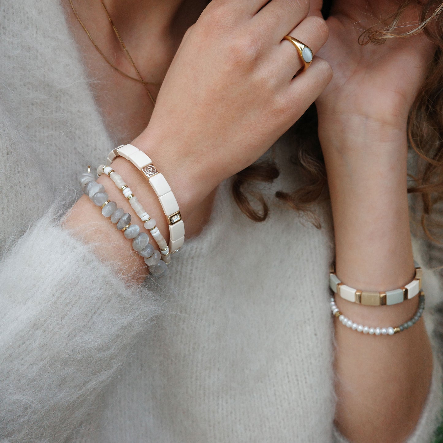 Elastiskt armband med plattor, Gräddvit/Guld, A&C Oslo