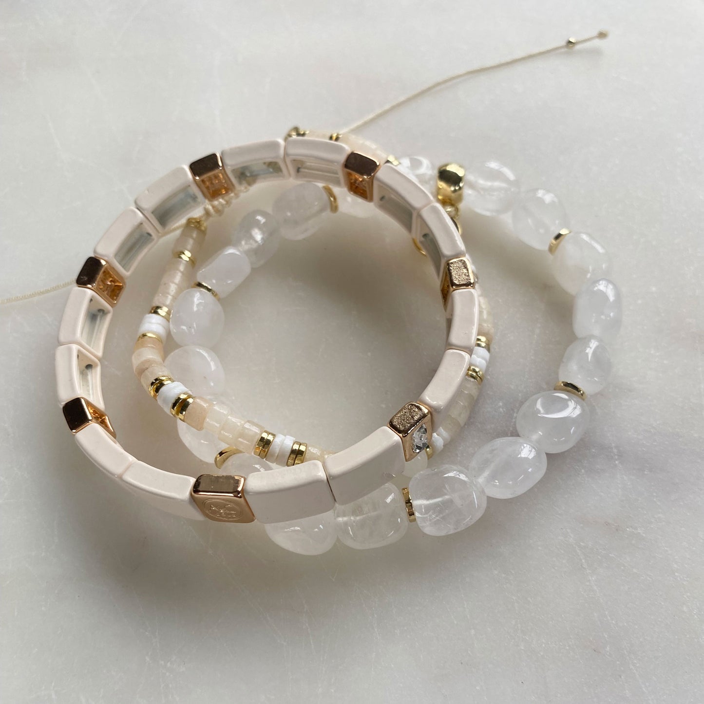 Elastiskt armband med plattor, Gräddvit/Guld, A&C Oslo