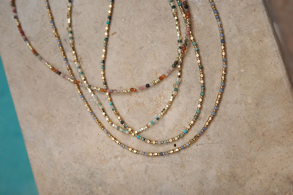 Kort halsband med små stenar i guld, grönt och vitt, A&C Oslo