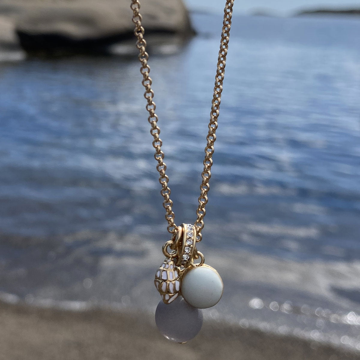 Guldpläterad kedja med berlock i form av snäckskal, A&C Oslo