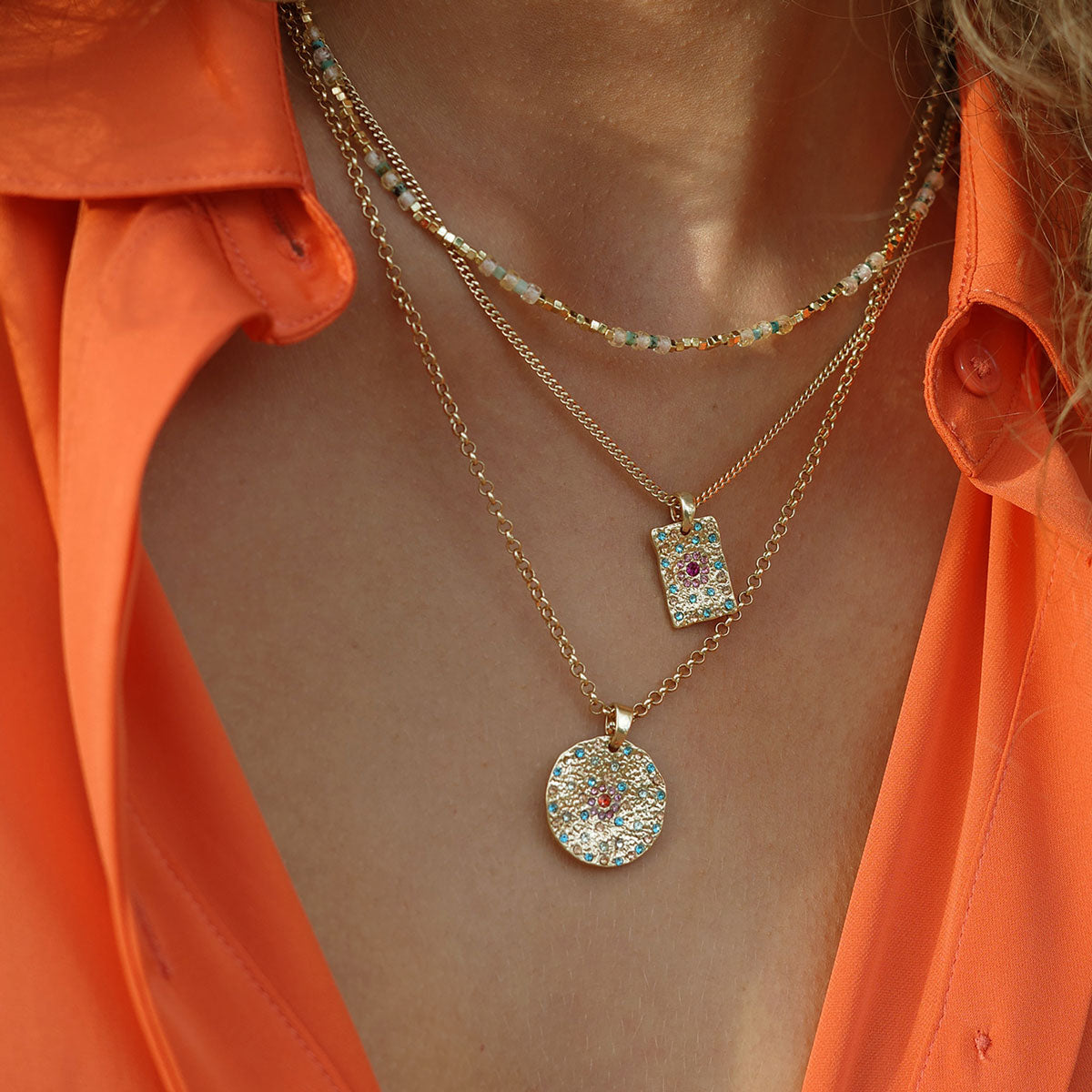 Kort halsband med små stenar i guld, grönt och vitt, A&C Oslo